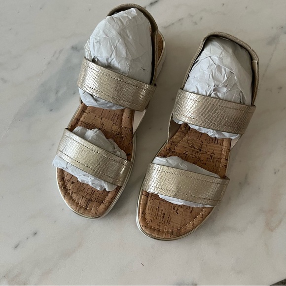 Donald Pliner Hollie Pebbled Metallic Sandal in Platino Gold NEW size 8.5 - Picture 2 of 6